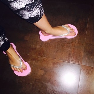 Miley Cyrus feet photo thumbnail