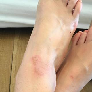 Miley Cyrus feet photo thumbnail