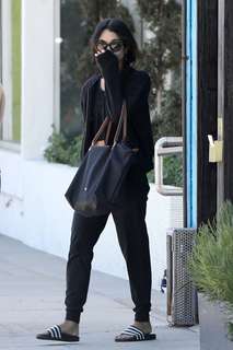 Vanessa Hudgens feet photo thumbnail