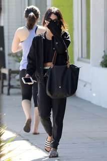 Vanessa Hudgens feet photo thumbnail