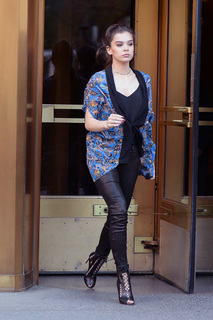 Hailee Steinfeld feet photo thumbnail