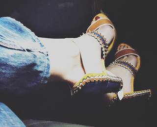 Katie Holmes feet photo thumbnail