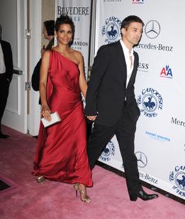 Halle Berry feet photo thumbnail