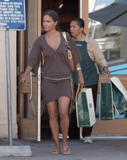 Halle Berry feet photo thumbnail