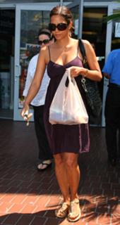 Halle Berry feet photo thumbnail