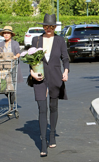 Chrissy Teigen feet photo thumbnail