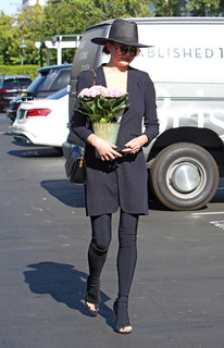 Chrissy Teigen feet photo thumbnail