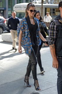 Hailee Steinfeld feet photo thumbnail