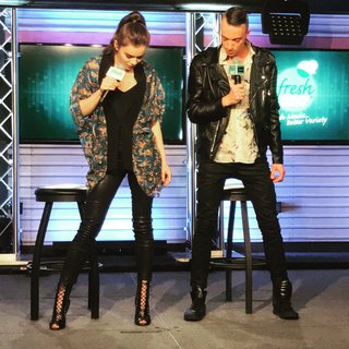 Hailee Steinfeld feet photo thumbnail
