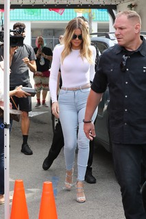 Khloé Kardashian feet photo thumbnail