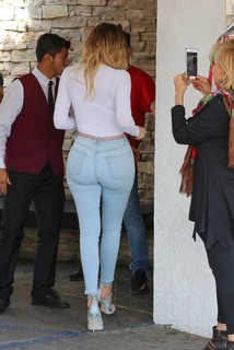 Khloé Kardashian feet photo thumbnail
