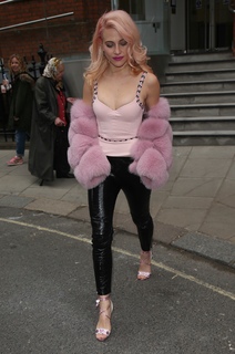 Pixie Lott feet photo thumbnail