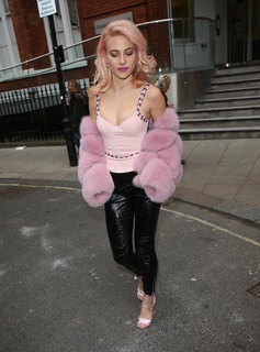 Pixie Lott feet photo thumbnail