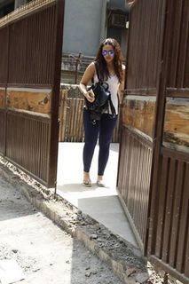 Huma Qureshi feet photo thumbnail