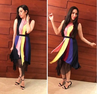 Karisma Kapoor feet photo thumbnail