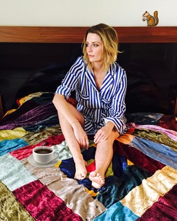 Mischa Barton feet photo thumbnail