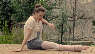 Serenay Sarikaya feet photo thumbnail