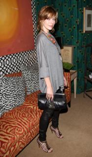 Milla Jovovich feet photo thumbnail
