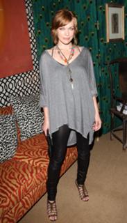 Milla Jovovich feet photo thumbnail