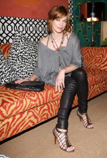 Milla Jovovich feet photo thumbnail