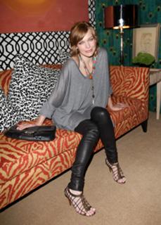 Milla Jovovich feet photo thumbnail