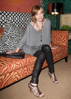 Milla Jovovich feet photo thumbnail