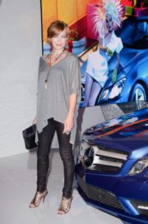 Milla Jovovich feet photo thumbnail