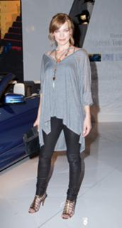 Milla Jovovich feet photo thumbnail