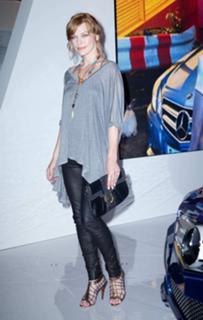 Milla Jovovich feet photo thumbnail