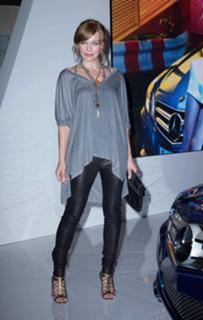 Milla Jovovich feet photo thumbnail