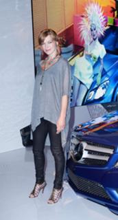 Milla Jovovich feet photo thumbnail