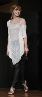 Milla Jovovich feet photo thumbnail