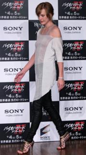 Milla Jovovich feet photo thumbnail