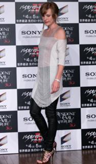 Milla Jovovich feet photo thumbnail