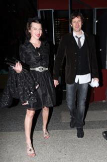 Milla Jovovich feet photo thumbnail