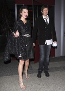 Milla Jovovich feet photo thumbnail