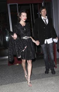 Milla Jovovich feet photo thumbnail