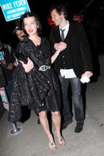 Milla Jovovich feet photo thumbnail