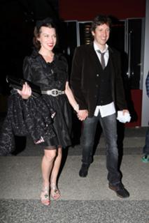 Milla Jovovich feet photo thumbnail