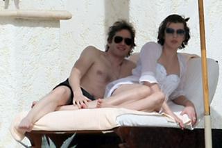 Milla Jovovich feet photo thumbnail