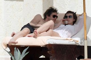 Milla Jovovich feet photo thumbnail