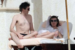 Milla Jovovich feet photo thumbnail