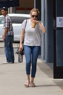 Amanda Seyfried feet photo thumbnail