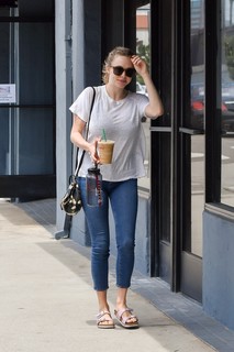 Amanda Seyfried feet photo thumbnail