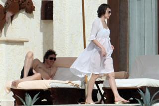 Milla Jovovich feet photo thumbnail