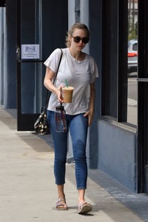 Amanda Seyfried feet photo thumbnail