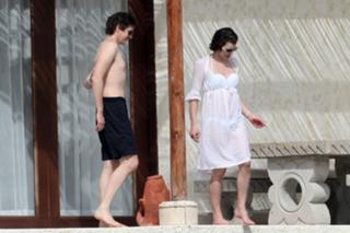 Milla Jovovich feet photo thumbnail