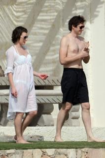 Milla Jovovich feet photo thumbnail