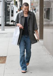 Milla Jovovich feet photo thumbnail