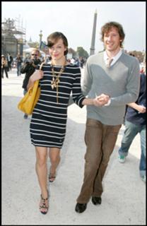 Milla Jovovich feet photo thumbnail